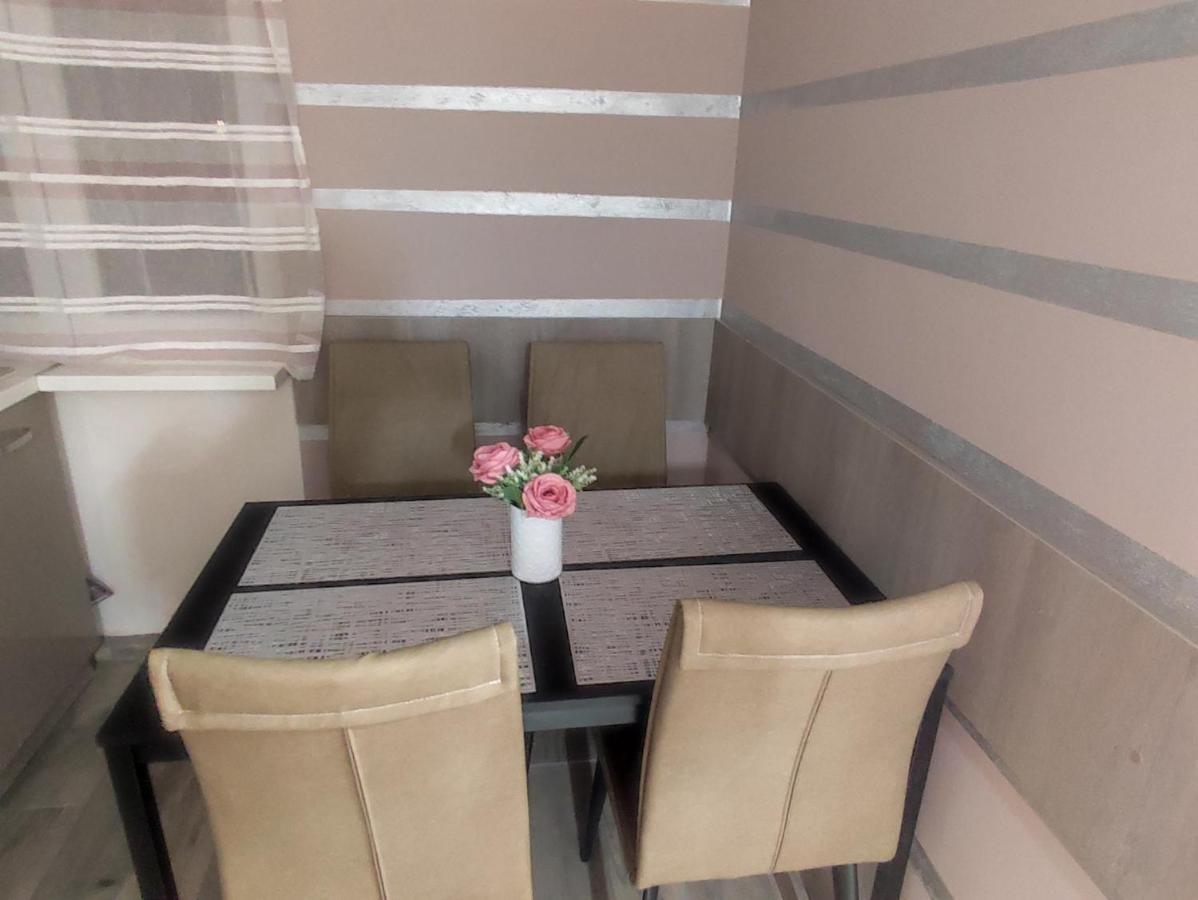 Midtown Apartment Oradea Ngoại thất bức ảnh